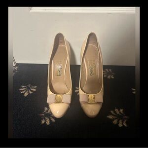 Salvatore Ferragamo Leather Carla Vara
Bow Pumps size 9.5